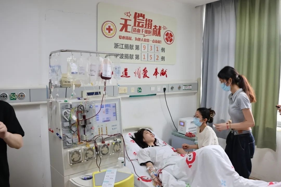 陸冰冰（右三）捐獻185毫升造血干細胞。受訪者供圖