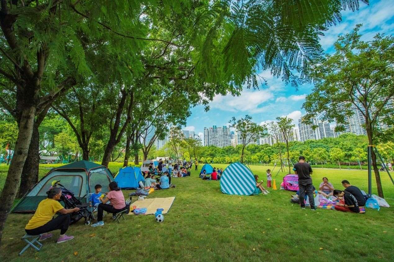 珠江公園內(nèi)，居民們正露營休憩。受訪者供圖