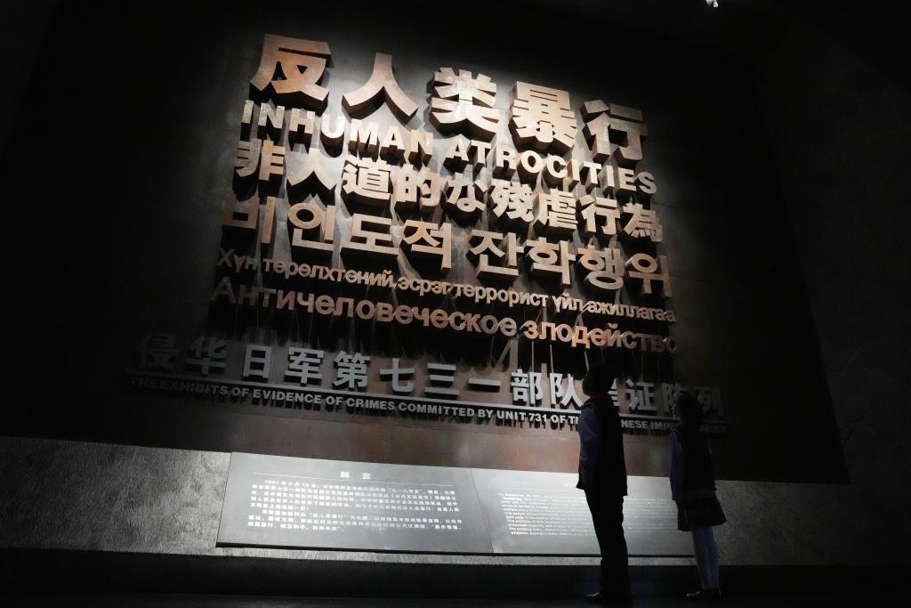 9月18日，青少年在侵華日軍第七三一部隊罪證陳列館內(nèi)參觀。新華社記者 王建威 攝