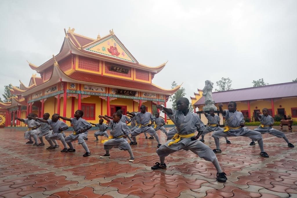 1月21日，在位于贊比亞首都盧薩卡市郊區(qū)的少林寺文化中心，學(xué)員練習(xí)中國(guó)功夫。