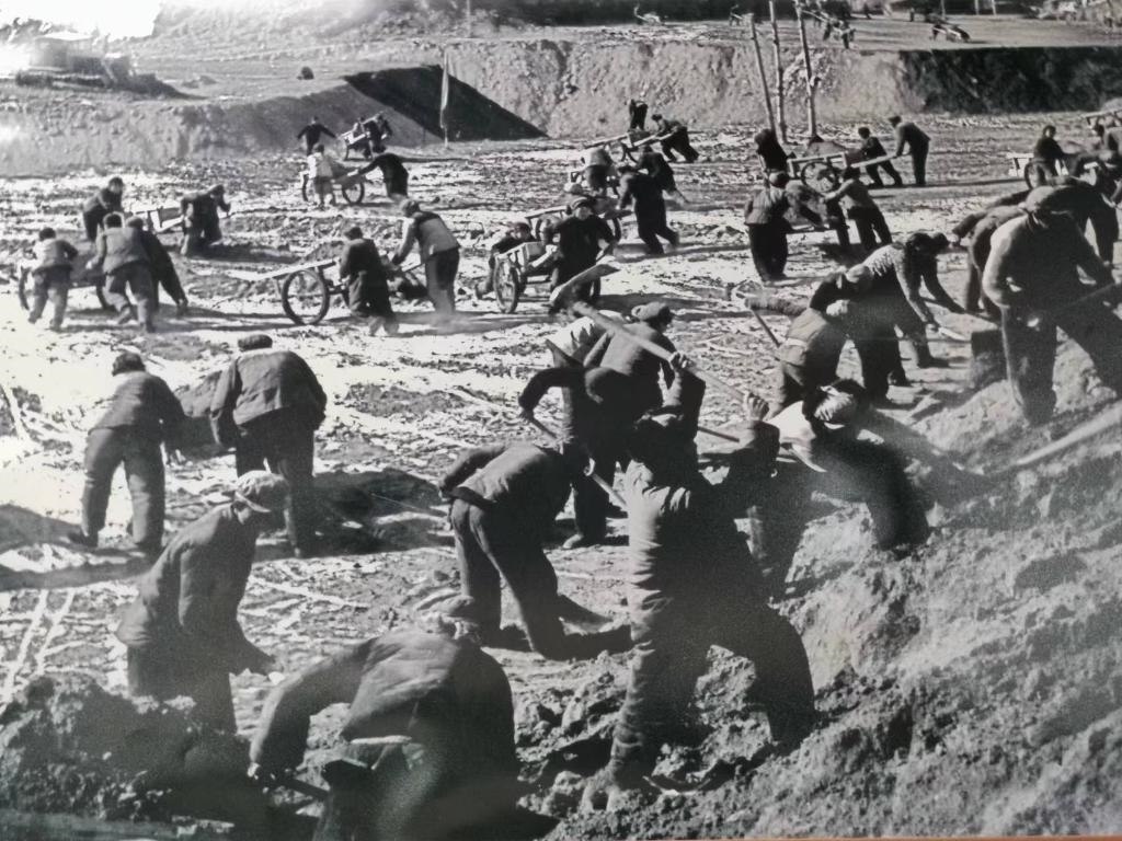 20世紀(jì)70年代，高西溝人治理水土流失場(chǎng)景。（資料圖片）