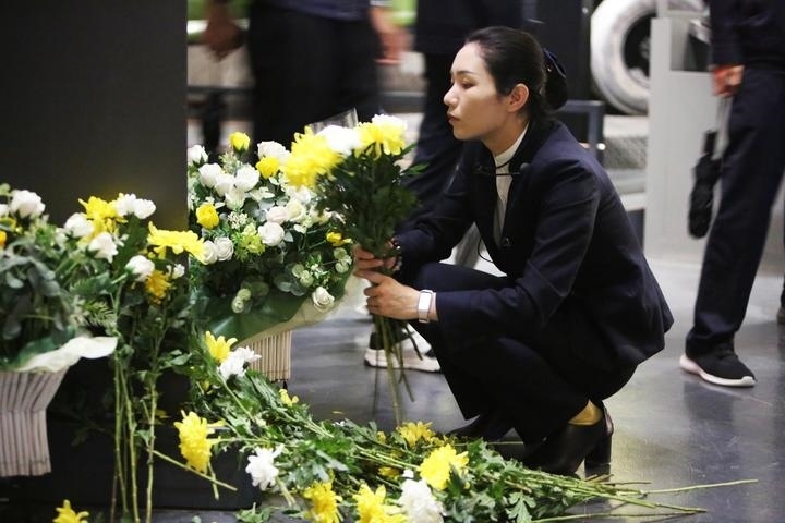 9月18日，工作人員在侵華日軍第七三一部隊罪證陳列館整理花束。新華社記者 石楓 攝