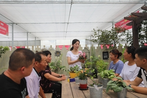 李敏向村民講授花木直播經(jīng)驗。受訪者供圖