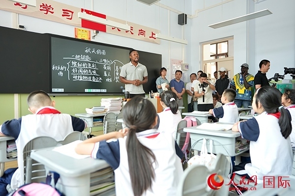來自尼日利亞的李昊瑞在表演繞口令。人民網(wǎng) 盧鵬宇攝