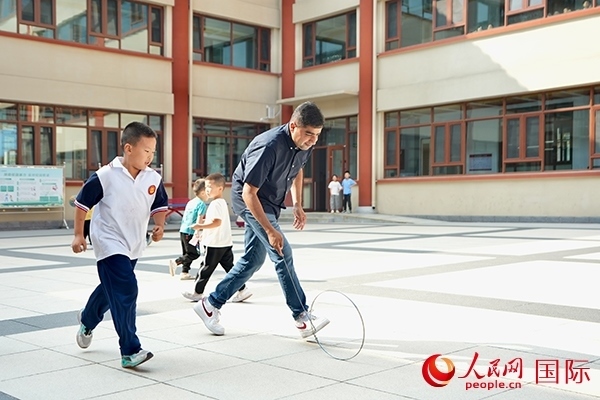 來自巴基斯坦的沙杰在滾鐵環(huán)。人民網(wǎng) 盧鵬宇攝