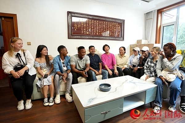 選手們?cè)诖迕裢跣×艏抑凶隹?。人民網(wǎng) 盧鵬宇攝