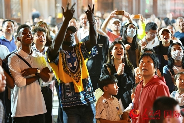 選手體驗(yàn)古城巡游。人民網(wǎng) 盧鵬宇攝