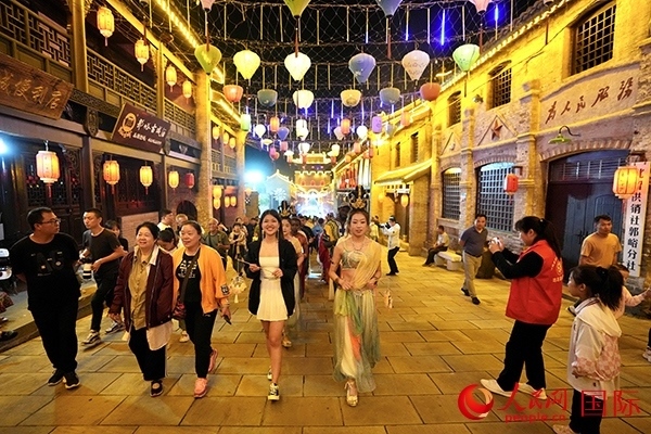 選手體驗(yàn)古城巡游。人民網(wǎng) 盧鵬宇攝