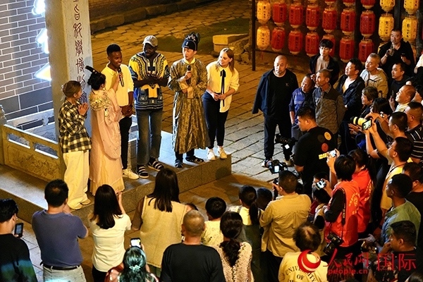選手們一起演唱《大中國(guó)》。人民網(wǎng) 盧鵬宇攝