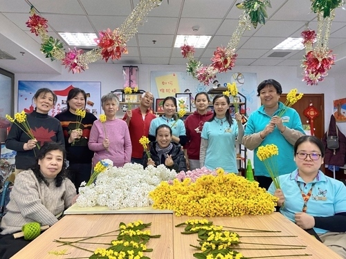 唐占鑫帶領(lǐng)團(tuán)隊(duì)為2022年北京冬奧會(huì)和冬殘奧會(huì)制作頒獎(jiǎng)花束。受訪者供圖