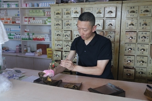 馬啟紅為病患精心配藥。受訪者供圖