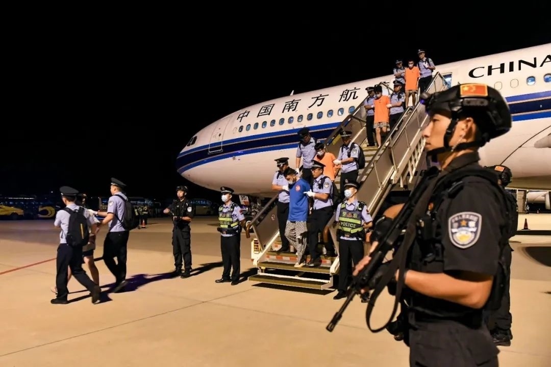 153名實施跨境裸聊敲詐的犯罪嫌疑人從印度尼西亞被押解回國。公安部供圖