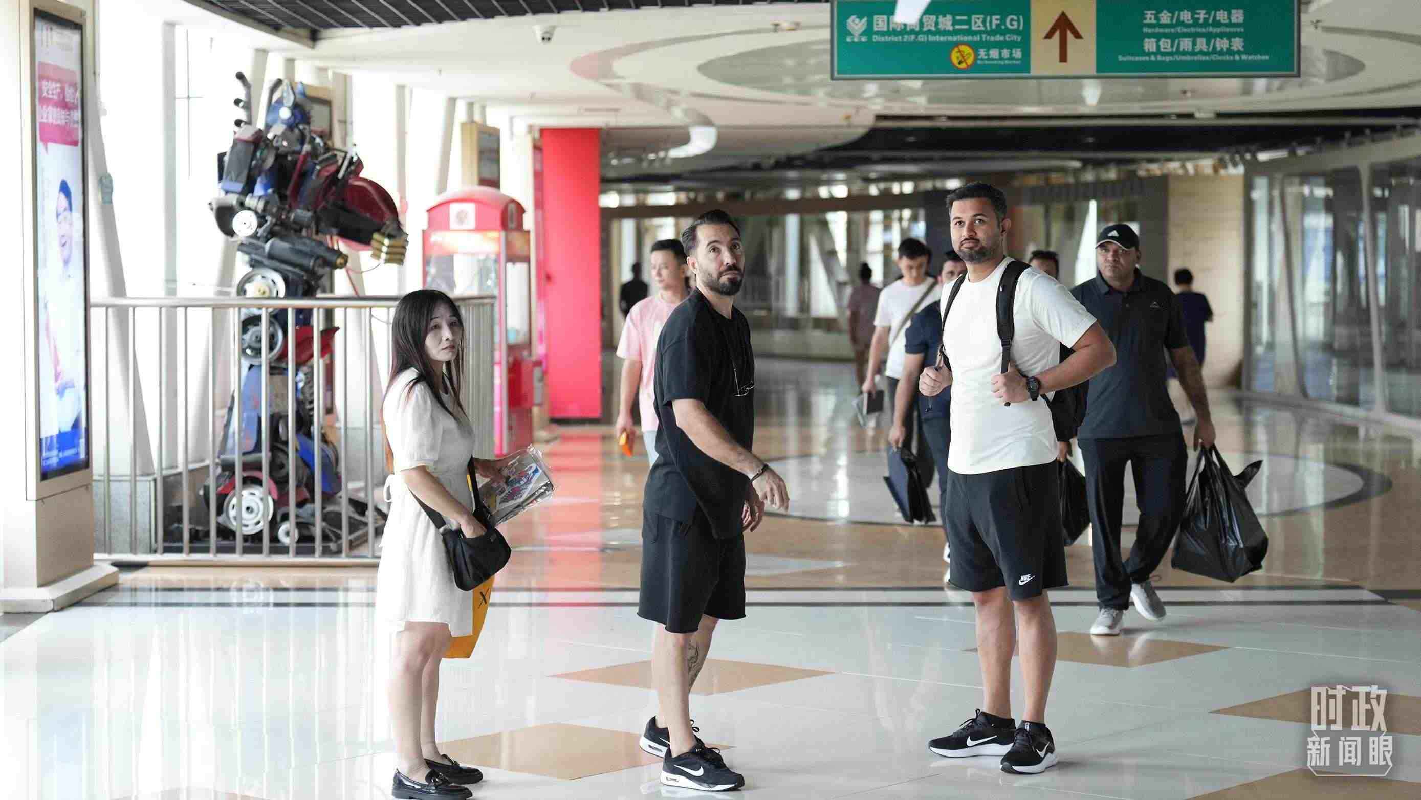△義烏國際商貿(mào)城內(nèi)，來自世界各地的外商。（總臺國廣記者李晉拍攝）