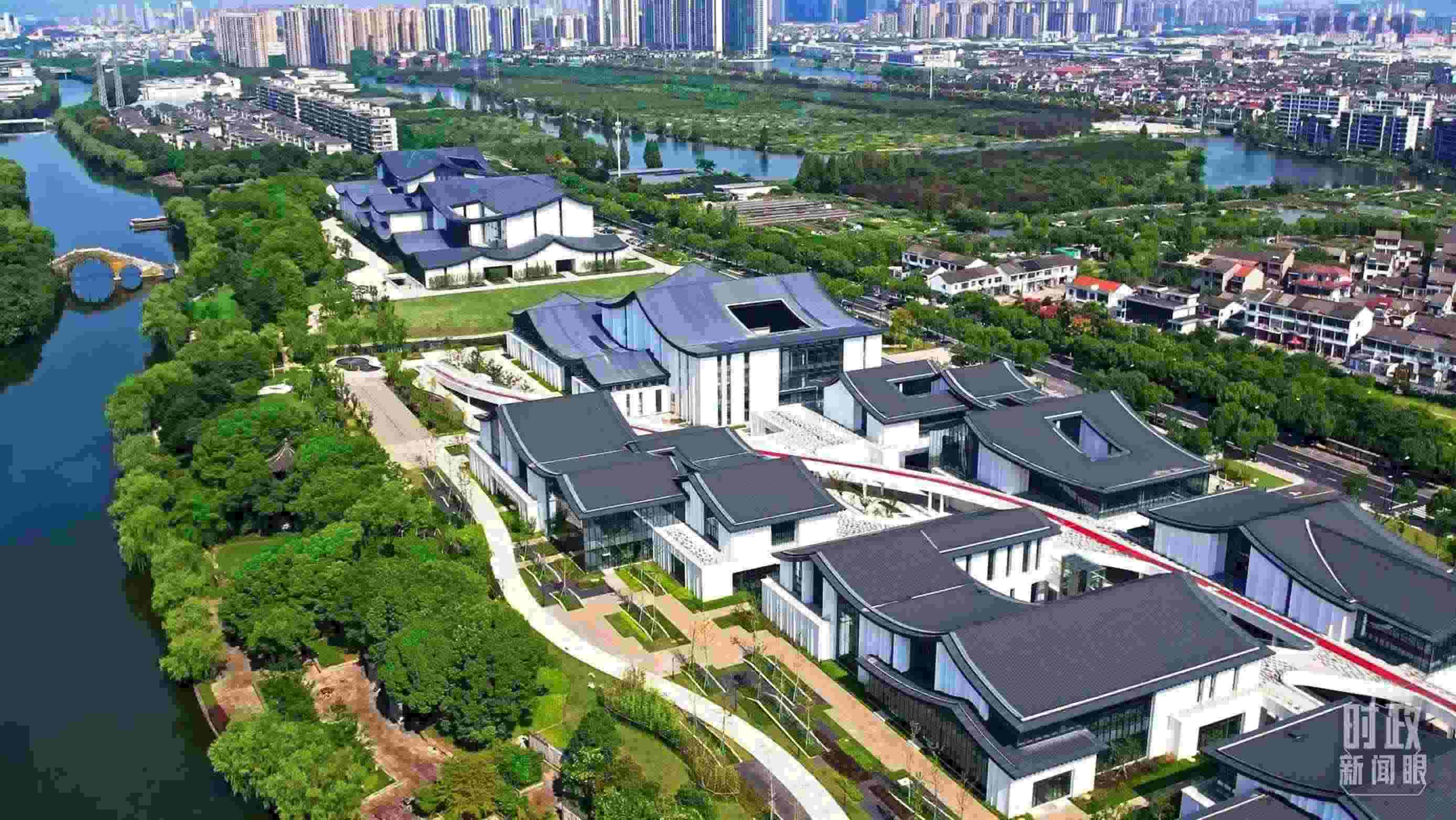 △臨河而建的浙東運河文化園。（總臺央視記者范凱拍攝）