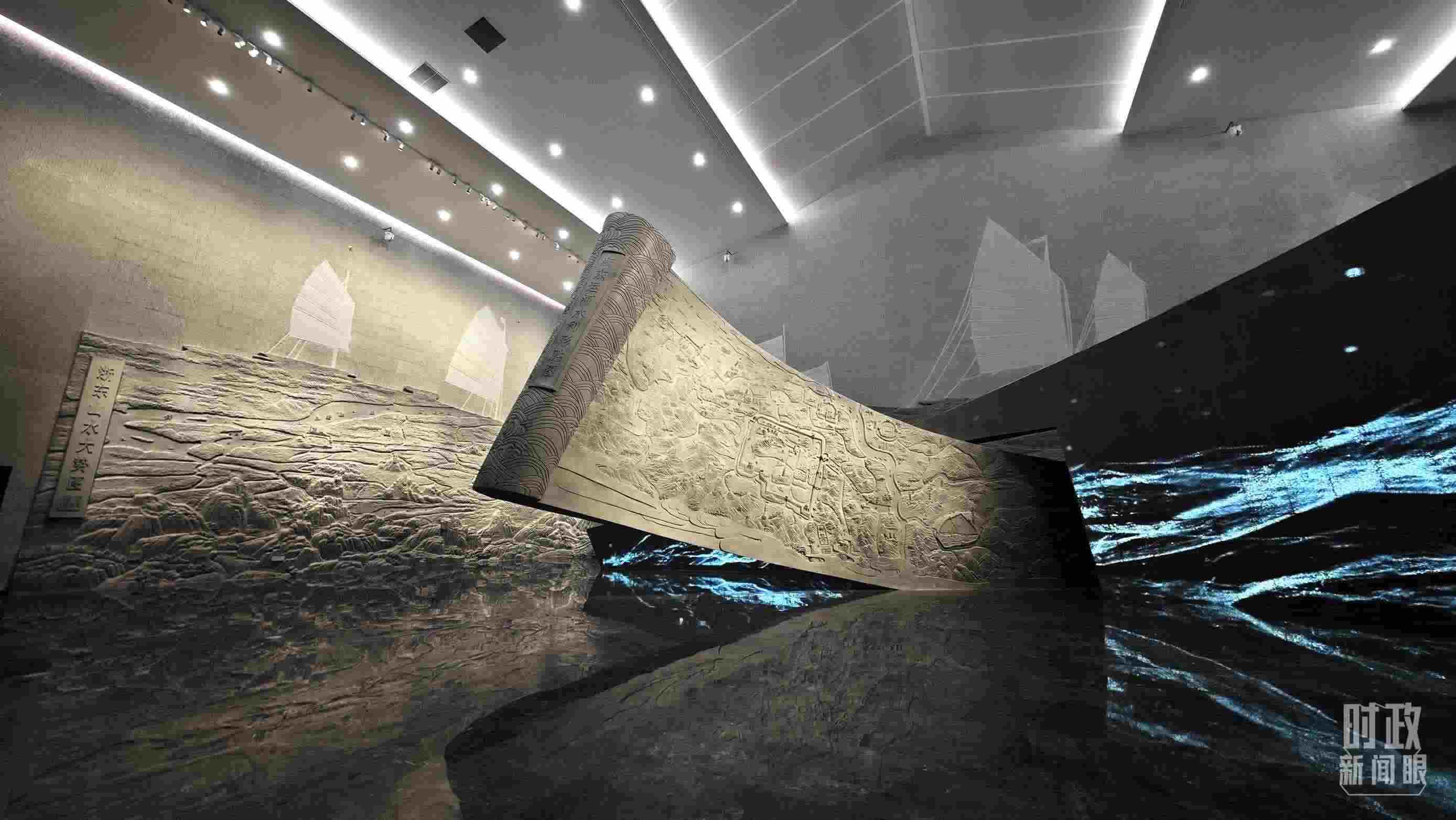 △博物館內(nèi)的《浙東運河水利形勝圖》《浙東山水大勢圖》浮雕。（總臺央視記者彭漢明拍攝）