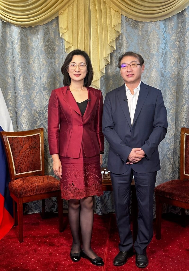 人民網(wǎng)黨委委員、副總編輯孫海峰（左一）專訪崔少純總領事。人民網(wǎng)記者 馬天翼攝