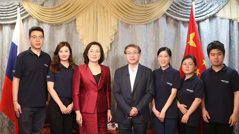 中國駐葉卡捷琳堡總領事崔少純與人民網(wǎng)采訪組合影。