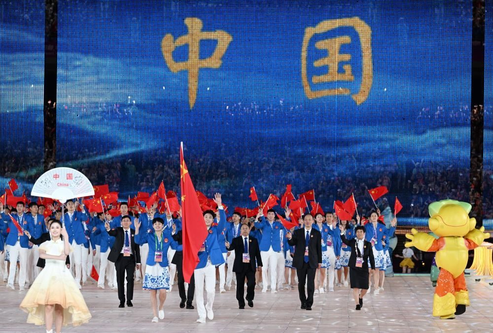 中國代表團在開幕式上入場。