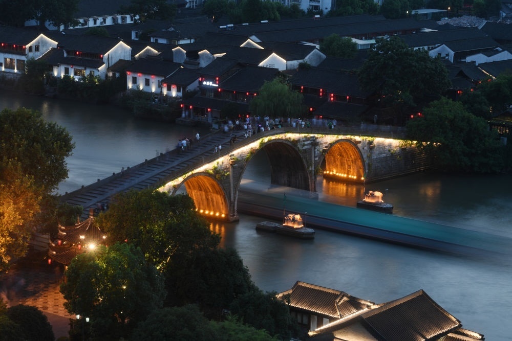 一艘貨船經(jīng)過京杭大運河杭州段的標志性建筑拱宸橋。
