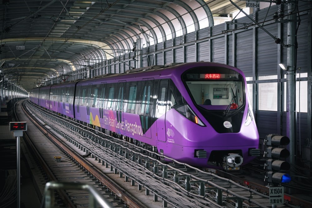 從杭州火車西站出發(fā)，地鐵19號線貫穿杭州火車東站、杭州蕭山機場，“亞運號”地鐵專列運行在這條線路上。