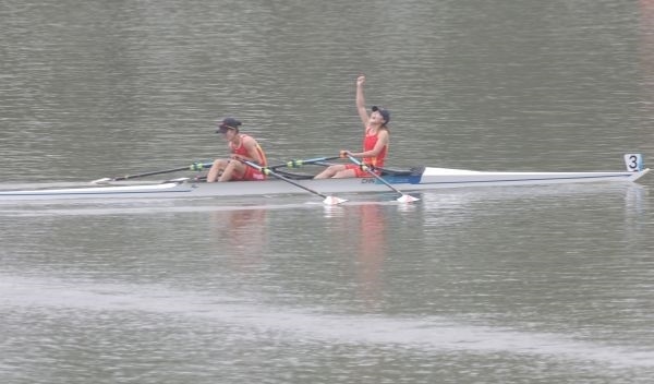 9月24日，鄒佳琪/邱秀萍在杭州亞運會賽艇女子雙人雙槳決賽中獲得冠軍。圖為中國選手慶祝勝利。 人民網(wǎng)記者 李乃妍攝