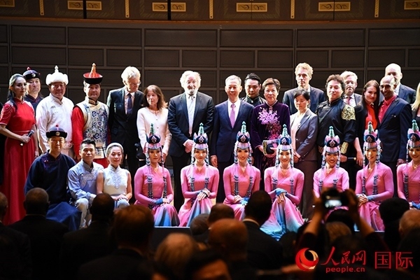 中國駐瑞典大使崔愛民夫婦與演職人員及部分來賓合影留念。人民網(wǎng)記者 殷淼攝