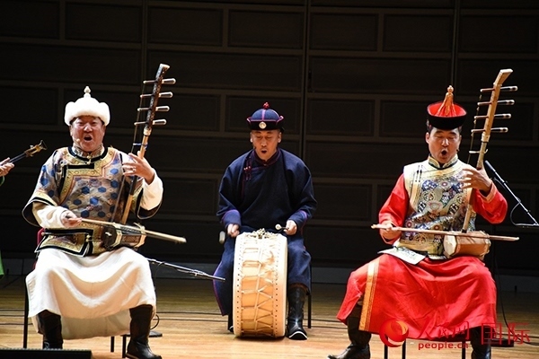 內(nèi)蒙古藝術(shù)劇院表演的《草原頌》劇照。人民網(wǎng)記者 殷淼攝