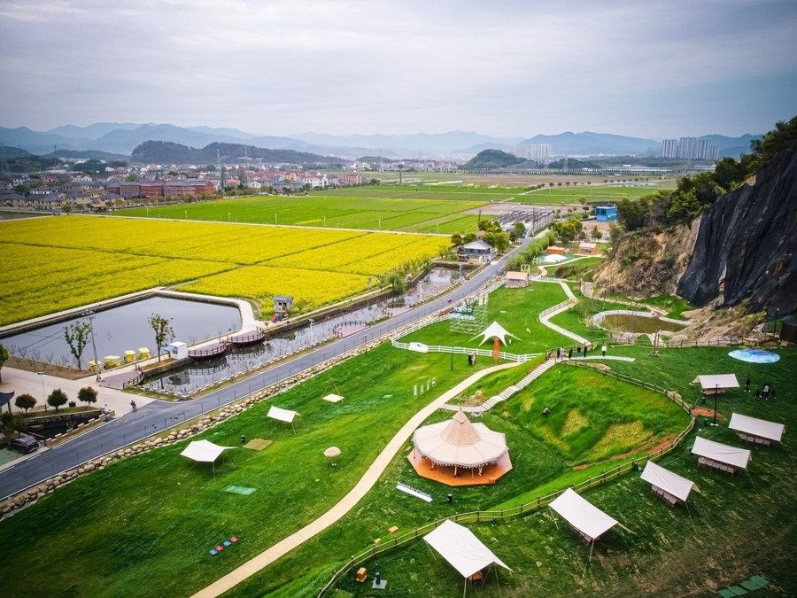  浙江省諸暨市楓橋鎮(zhèn)杜黃新村用廢棄礦山改造的露營旅游地（2023年3月29日攝）。