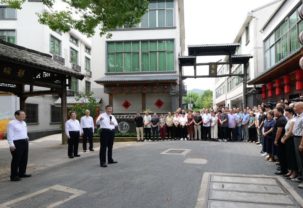 20日上午，習(xí)近平在金華市義烏市后宅街道李祖村考察時(shí)，同群眾親切交流。
