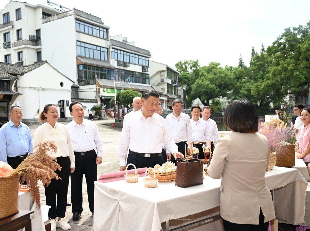 20日上午，習(xí)近平在金華市義烏市后宅街道李祖村考察。