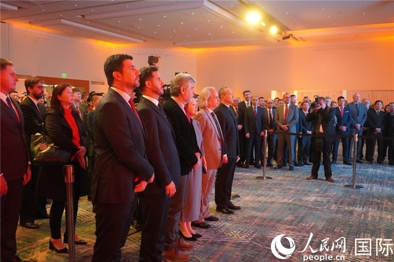圖為招待會現(xiàn)場演奏兩國國歌。人民網(wǎng)記者 許放攝