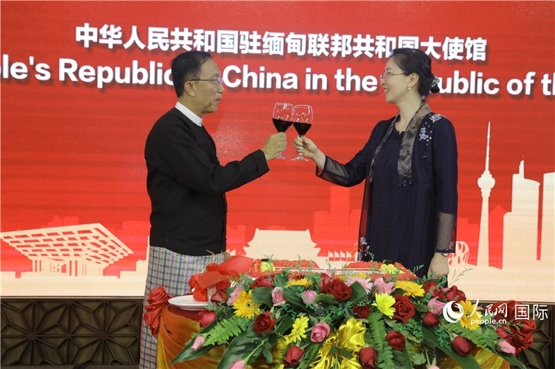圖為曹靜臨時(shí)代辦與溫欣副總理祝酒。人民網(wǎng)記者 謝佳君攝