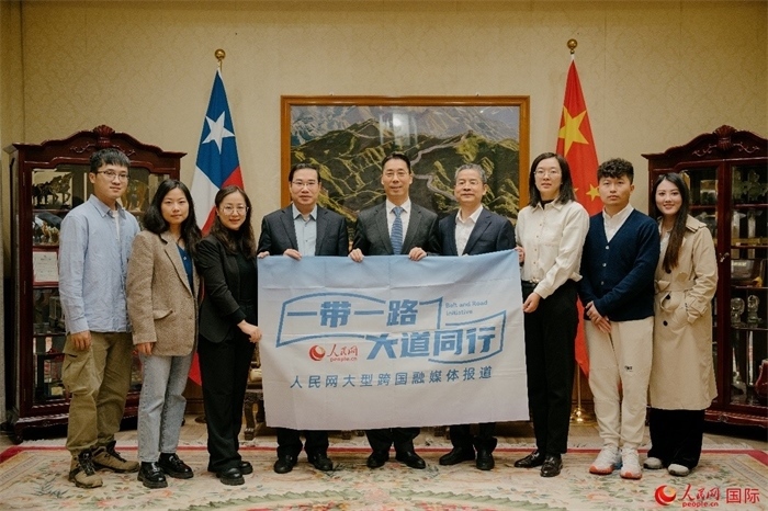牛清報大使（中）與人民網(wǎng)、人民日報社記者合影。 人民網(wǎng)記者 張若涵攝