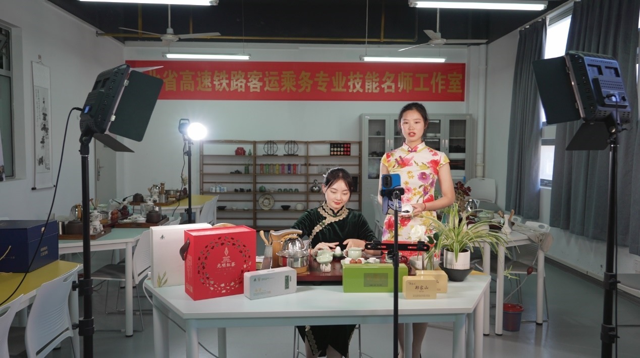 學(xué)生們正在直播。受訪單位供圖