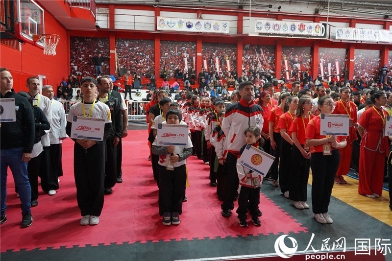 圖為開幕式現(xiàn)場運(yùn)動員入場儀式。人民網(wǎng)記者 許放攝