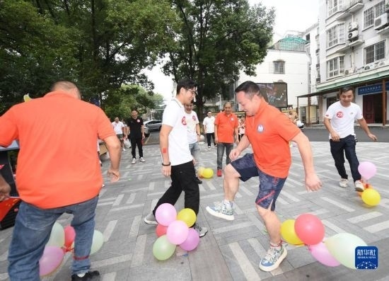 9月28日，在柯橋柯亭社區(qū)，各民族居民參加趣味運動會。