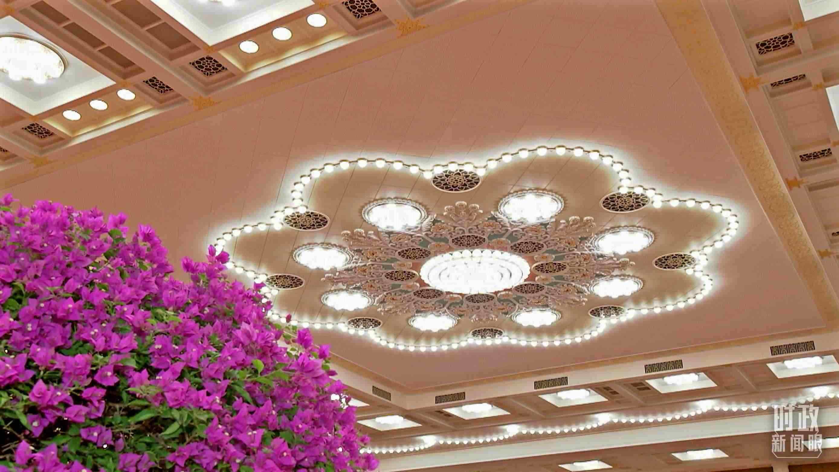 △人民大會堂宴會廳，華燈璀璨、鮮花綻放。