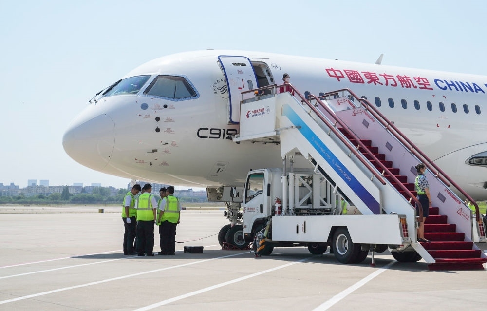 在上海虹橋國(guó)際機(jī)場(chǎng)停機(jī)坪拍攝的C919飛機(jī)（5月28日攝）。新華社記者 丁汀 攝