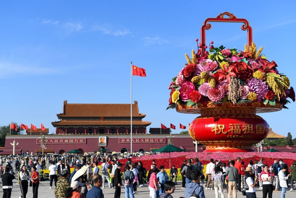 9月27日，市民游客在天安門廣場(chǎng)參觀“祝福祖國(guó)”巨型花籃。新華社記者 鞠煥宗 攝