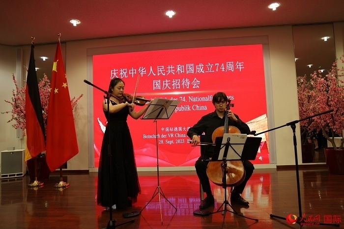 青年音樂家為來賓們現(xiàn)場演奏《我和我的祖國》。人民網記者 劉仲華攝