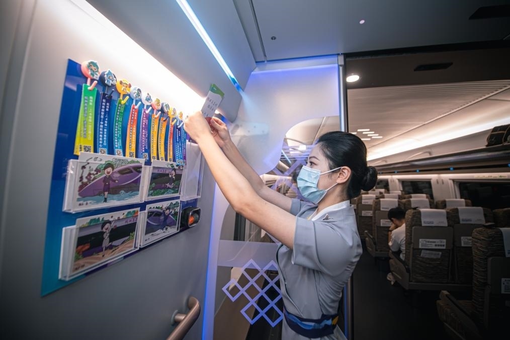 2023年9月16日，復(fù)興號(hào)亞運(yùn)智能動(dòng)車組列車正式載客運(yùn)營(yíng)。新華社記者 江漢 攝