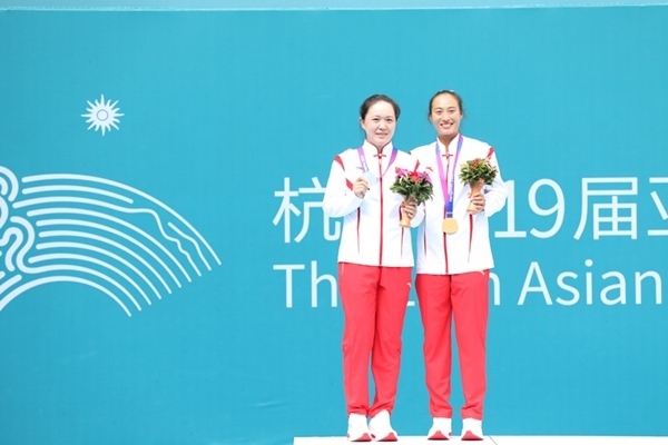9月29日，鄭欽文(右)和朱琳在頒獎(jiǎng)儀式上合影。當(dāng)日，在杭州亞運(yùn)會(huì)網(wǎng)球女子單打決賽中，中國(guó)代表團(tuán)選手鄭欽文2:0戰(zhàn)勝隊(duì)友朱琳奪得冠軍。人民網(wǎng)記者 李乃妍攝