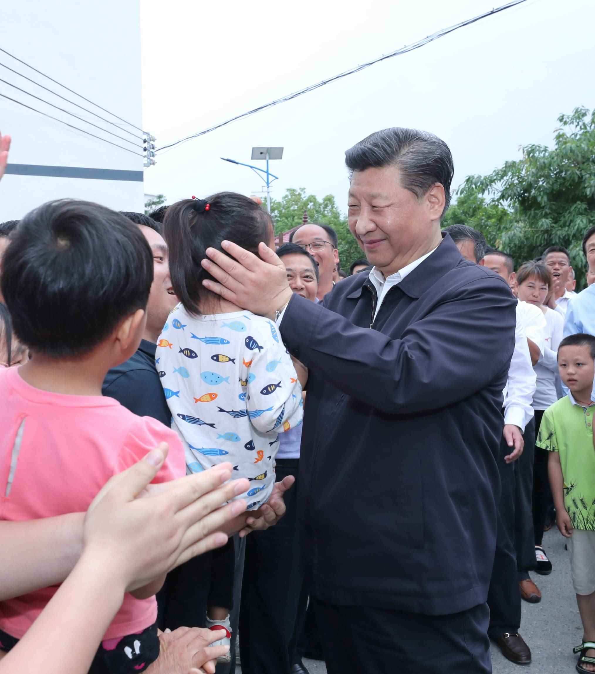 2019年5月20日，中共中央總書記、國家主席、中央軍委主席習近平深入贛南老區(qū)考察調研。這是習近平來到贛州市于都縣梓山鎮(zhèn)潭頭村親切看望老區(qū)群眾。新華社記者 鞠鵬 攝
