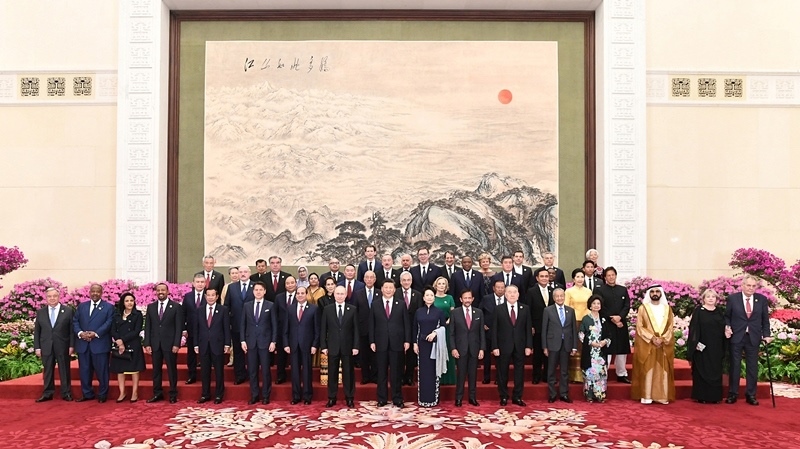 2019年4月26日，習(xí)近平主席和夫人彭麗媛在北京人民大會(huì)堂舉行宴會(huì)，歡迎出席第二屆“一帶一路”國際合作高峰論壇的外方領(lǐng)導(dǎo)人夫婦及嘉賓。這是習(xí)近平和彭麗媛同外方領(lǐng)導(dǎo)人夫婦及嘉賓合影留念。