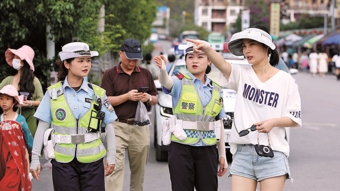 女子中隊隊員在小七孔景區(qū)給游客指路。莫玄毅攝
