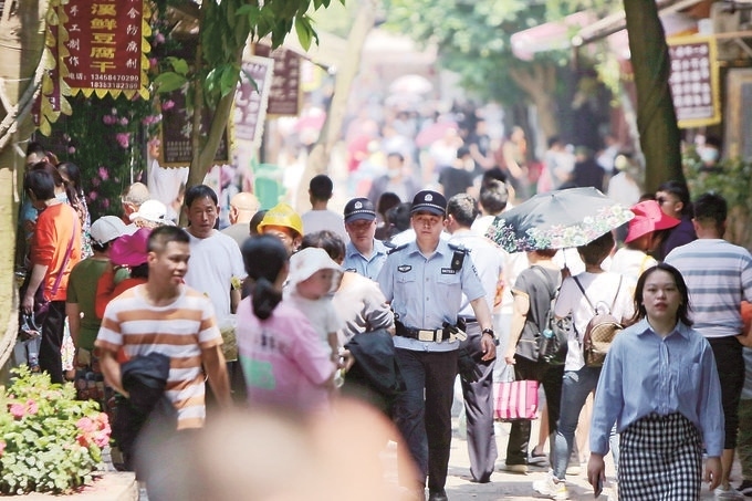 李莊派出所民警在古鎮(zhèn)景區(qū)巡邏。胡澎攝