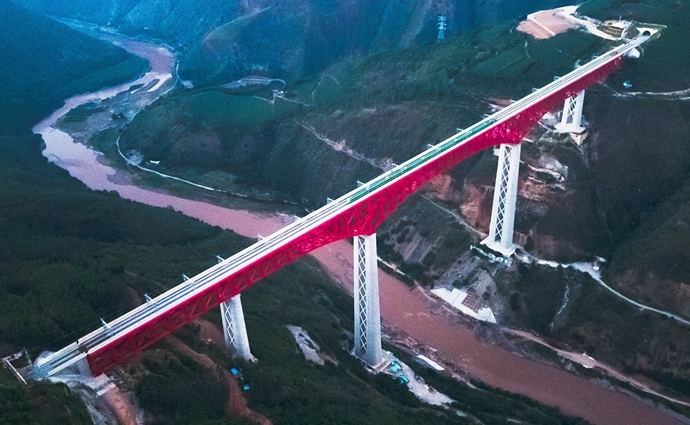 中老鐵路首發(fā)列車駛過中國云南省元江哈尼族彝族傣族自治縣境內(nèi)的元江雙線特大橋（2021年12月3日攝，無人機(jī)照片）。