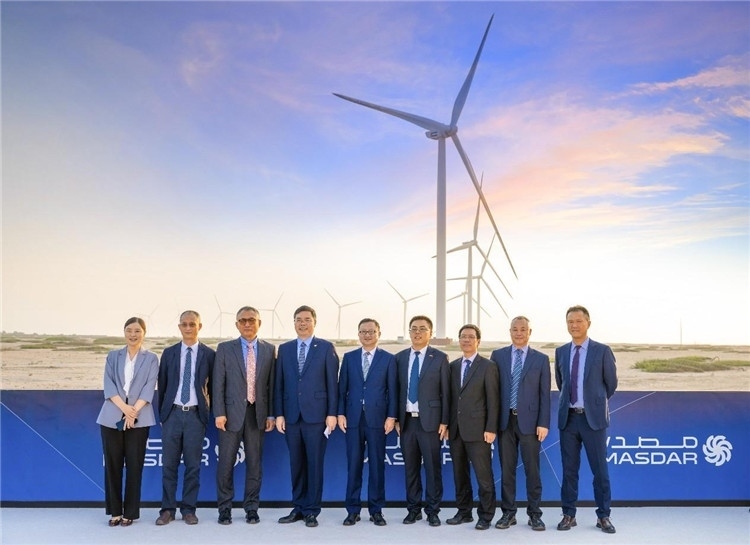 中方建設(shè)者在風(fēng)電場合影。中國電建供圖