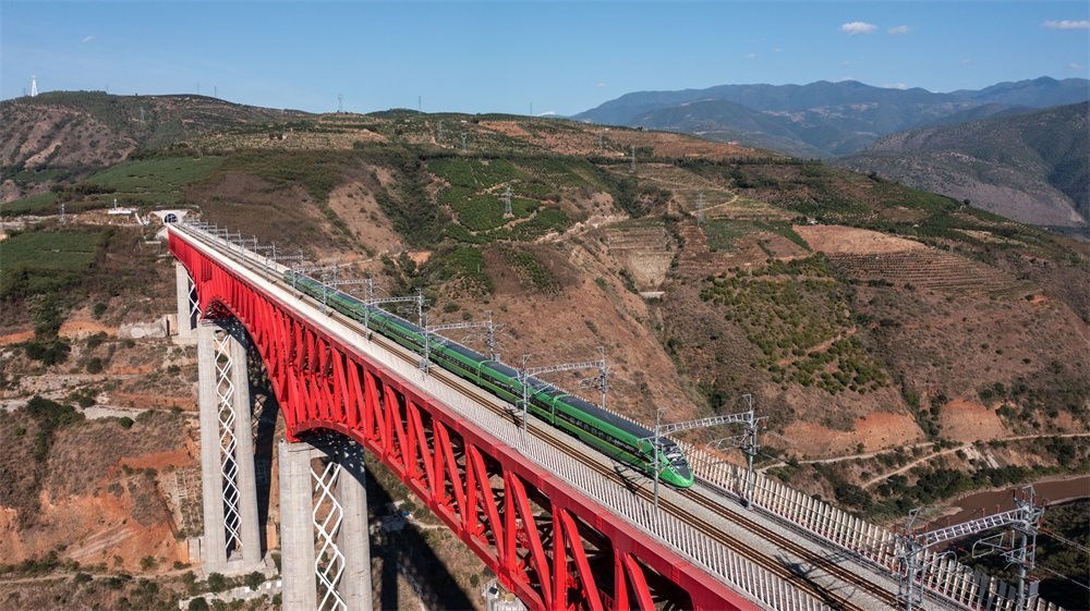 “復興號”列車通過中老鐵路元江特大橋（2022年11月23日攝，無人機照片）。新華社記者 胡超 攝