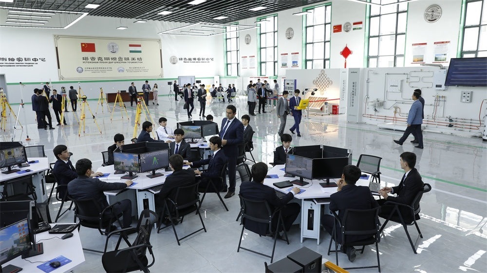 4月12日，學生們在塔吉克斯坦首都杜尚別的魯班工坊內(nèi)學習與實踐。新華社發(fā)（奧斯帕諾夫攝）